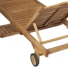 Leżak ogrodowy z drewna tekowego ze zdejmowanym stołem i kółkami - Oasi Viadurini