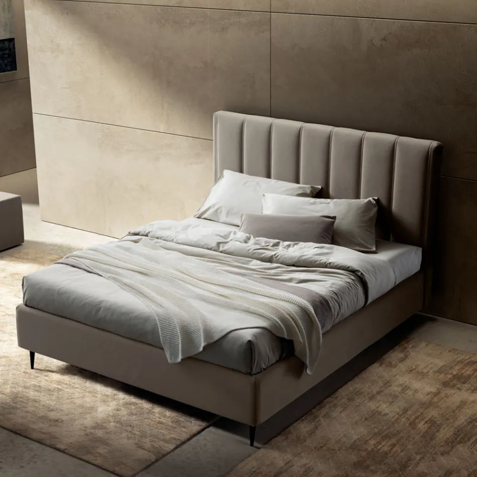 Łóżko podwójne 160x190 z pikowaniem i szerokimi pionowymi pasami - Magan Viadurini