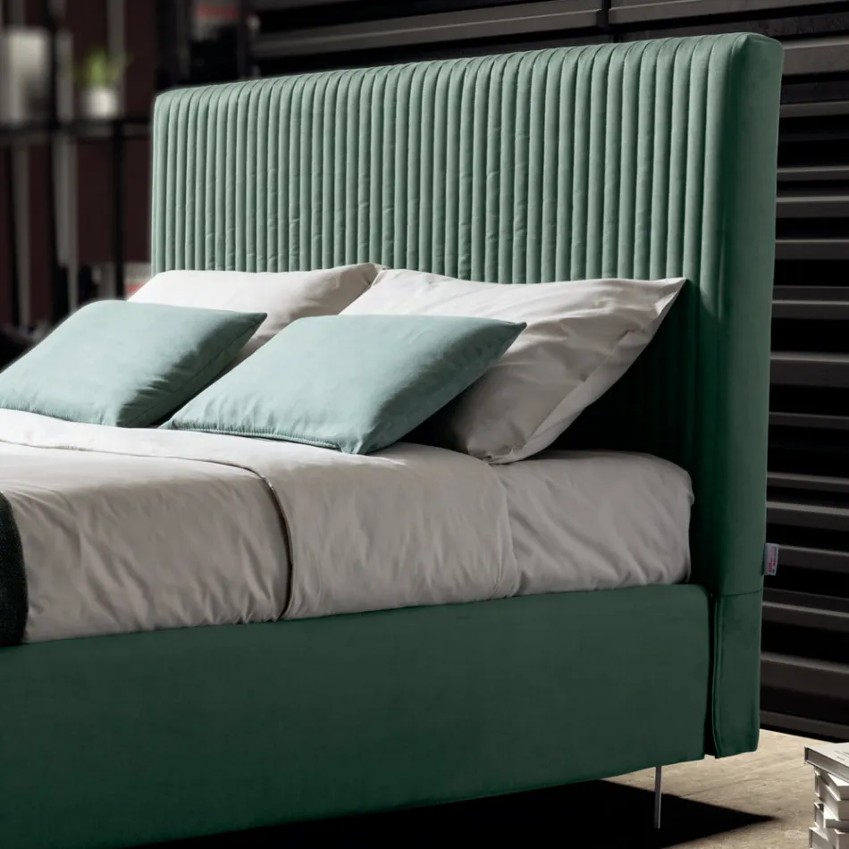 Łóżko podwójne 160x190 z pikowaniem w wąskie paski w wielu kolorach - Meduse Viadurini