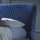 Podwójne łóżko z tapicerowanym pudełkiem z tkaniny Corolle firmy Bolzan Viadurini