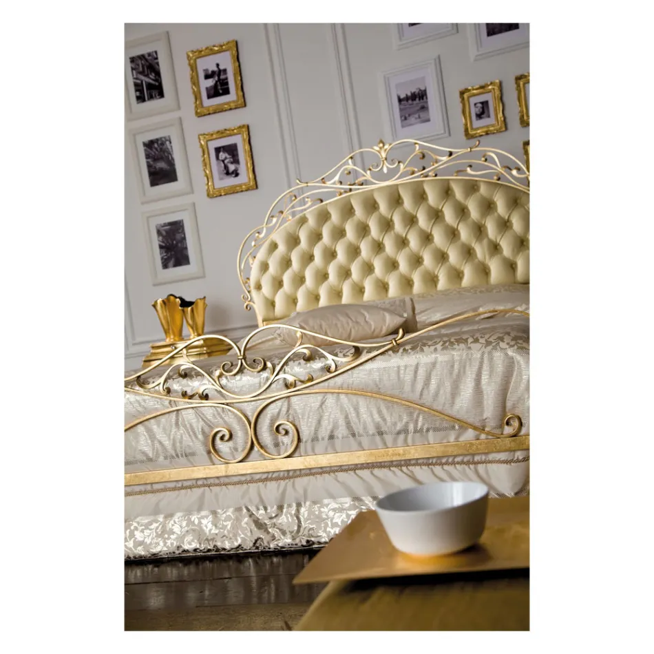 Podwójne łóżko z materacem, poduszkami i 2 stolikami nocnymi Made in Italy - Laki Viadurini