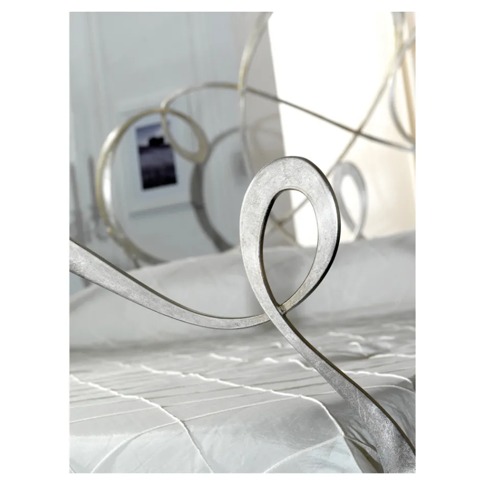 Podwójne łóżko z pasującym podnóżkiem, materacem i 2 stolikami nocnymi - Nebbia Viadurini