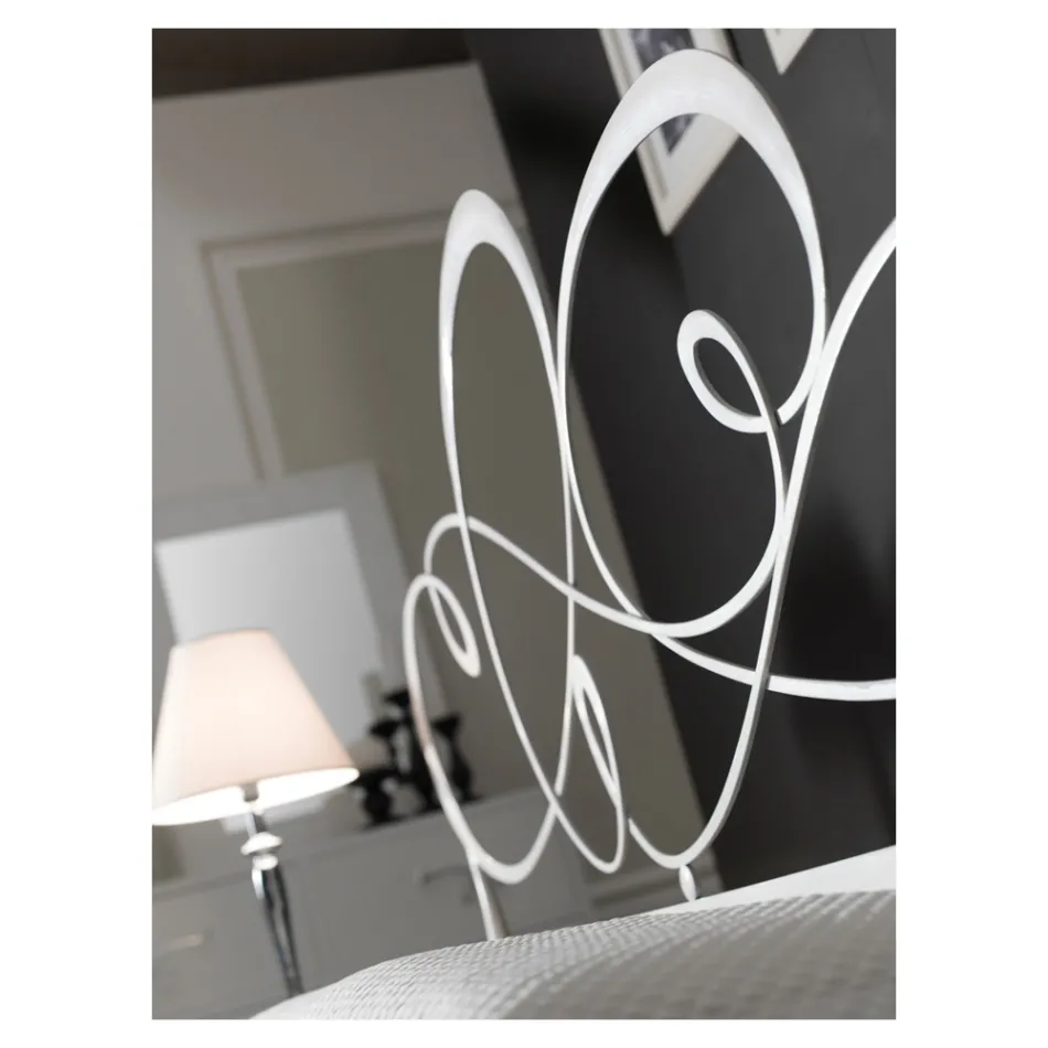 Podwójne łóżko z pasującym podnóżkiem, materacem i 2 stolikami nocnymi - Nebbia Viadurini