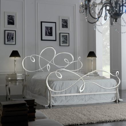Podwójne łóżko z pasującym podnóżkiem, materacem i 2 stolikami nocnymi - Nebbia Viadurini
