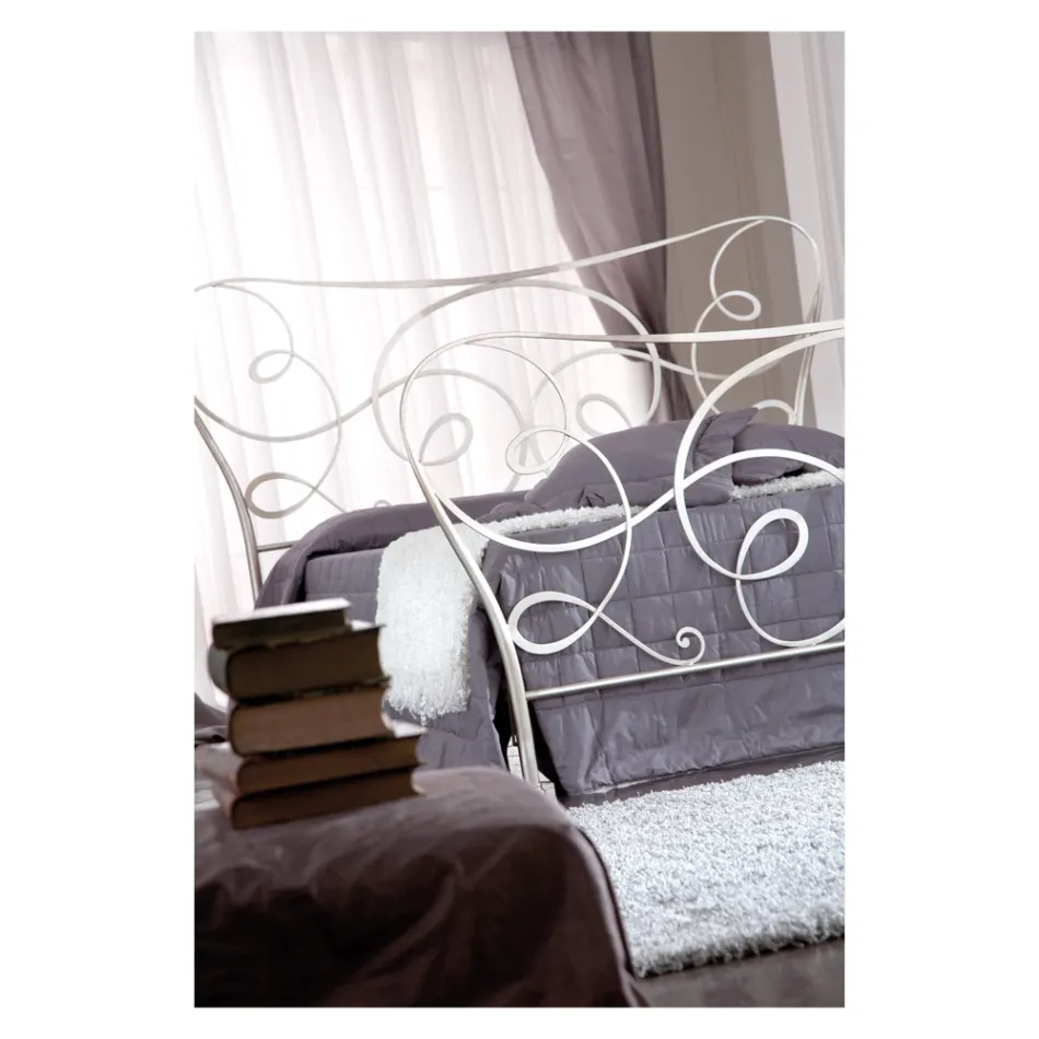 Podwójne łóżko z podnóżkiem, materacem, poduszkami i 2 stolikami nocnymi - Lampo Viadurini