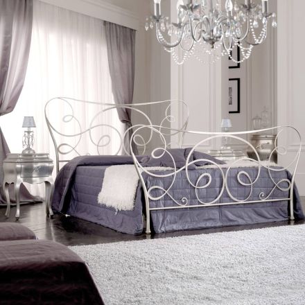 Podwójne łóżko z podnóżkiem, materacem, poduszkami i 2 stolikami nocnymi - Lampo Viadurini