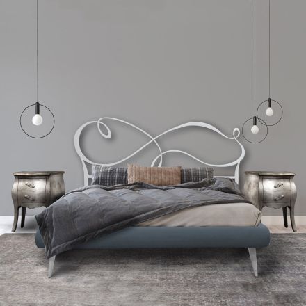 Podwójne łóżko z żelaznym zagłówkiem, 2 stolikami nocnymi i materacem - Design Viadurini