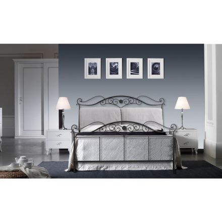 Łóżko podwójne z zagłówkiem z 2 poduszkami, materacem i 2 stolikami nocnymi - Life Viadurini