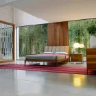 Projektowane podwójne łóżko ze skórzanym tapicerowanym wezgłowiem Menardo Viadurini