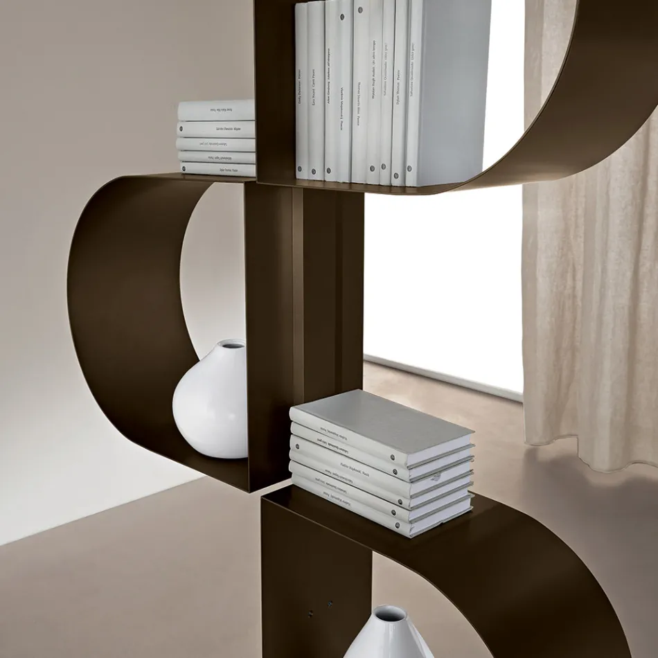 Metalowa, malowana, pionowa biblioteczka Fatima z regulowanymi nogami Viadurini