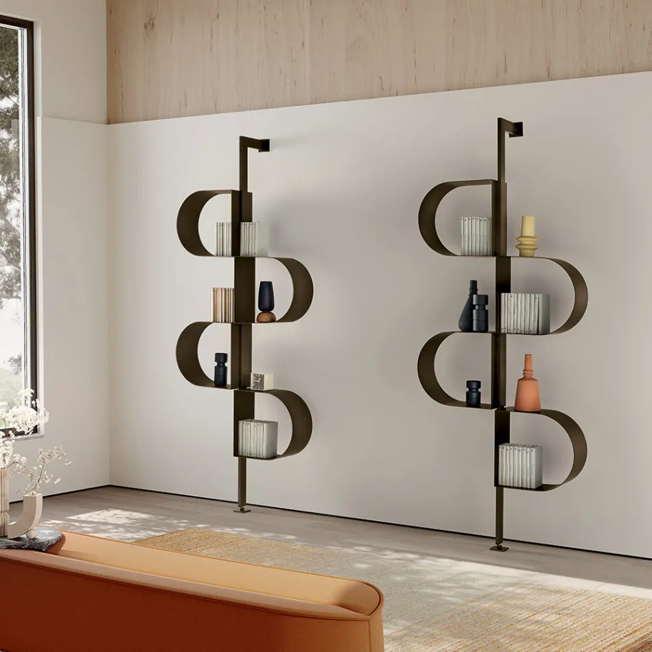 Metalowa, malowana, pionowa biblioteczka Fatima z regulowanymi nogami Viadurini