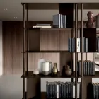 Pionowy regał na książki Filiberta z malowanego metalu, wyprodukowany we Włoszech Viadurini