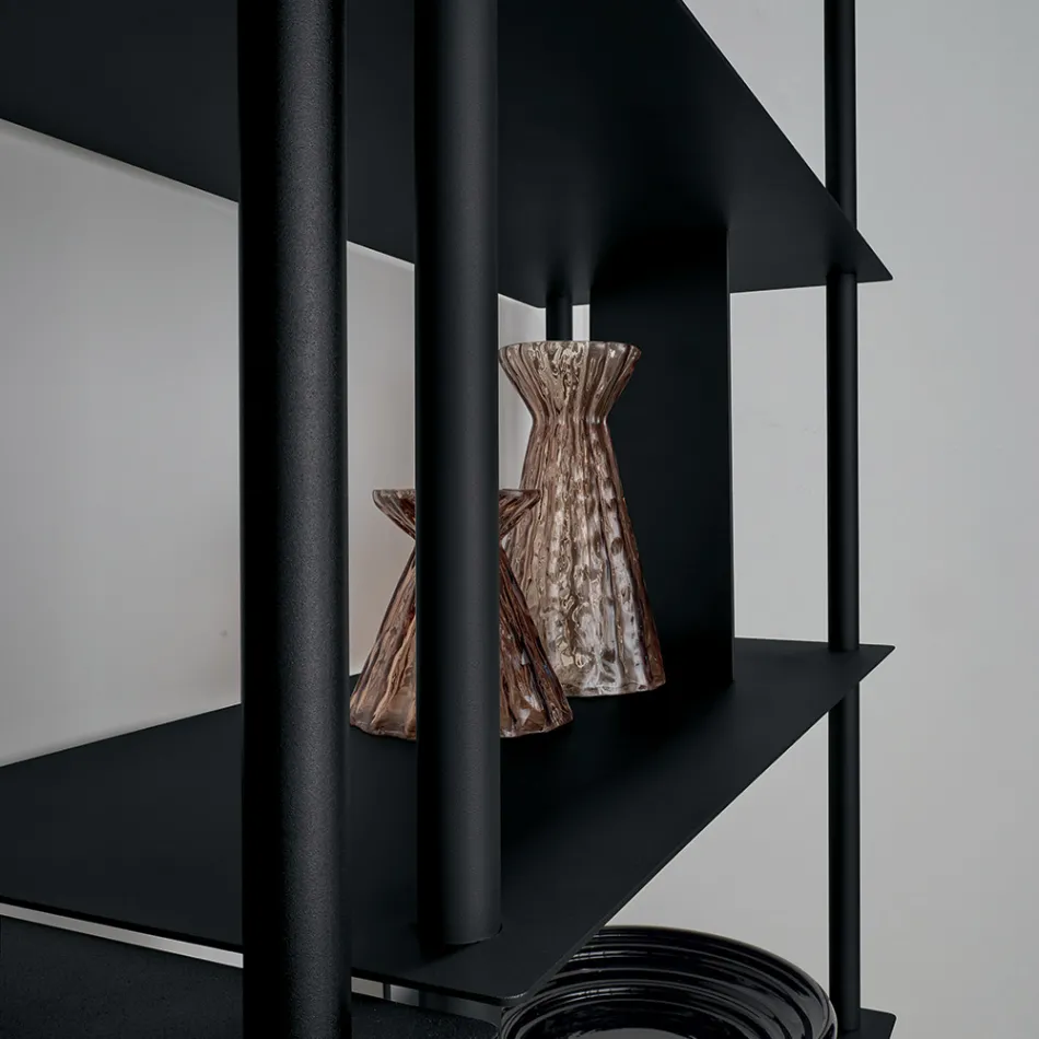 Pionowy regał na książki Filiberta z malowanego metalu, wyprodukowany we Włoszech Viadurini