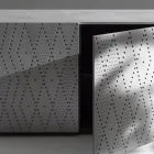 Komoda z 3 drzwiami i 3 półkami wewnętrznymi, dekoracja z odlewanego aluminium - Skorpion Viadurini