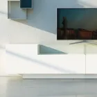 Kredens z białego Mdf ze szklaną witryną i cokołem Made in Italy - Kisha Viadurini