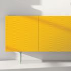 Żółty lakierowany kredens Mdf z 3 drzwiami i szklanymi nóżkami Made in Italy - Ciara Viadurini