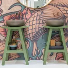 Wolnostojąca szafka łazienkowa z wykończeniem z drewna tekowego i dużą zieloną półką - Raomi Viadurini