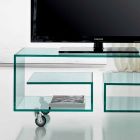 Uniwersalna szafka pod telewizor do salonu z przezroczystego szkła na kółkach - Birintolo Viadurini