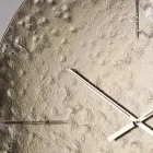 Zegar ścienny z falistym szkłem topionym i mosiężnymi wskazówkami - Radia Viadurini