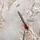 Nowoczesny zegar z pięciu ćwiartki przedstawiających świat Miles Viadurini