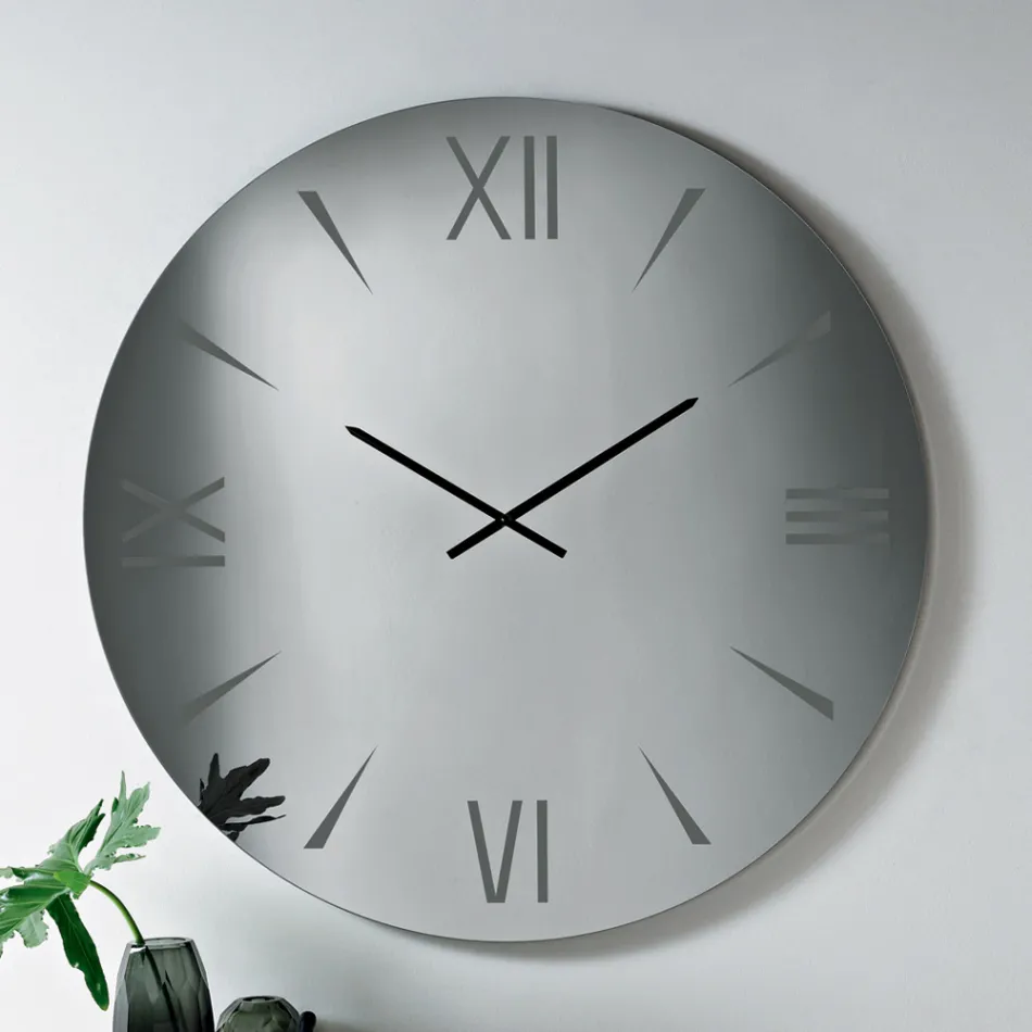 Okrągły zegar ze szkła lustrzanego z cyframi grawerowanymi laserowo - Clelia Viadurini