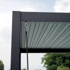 Pergola aluminiowa z regulowanym dachem firmy Crank - Eolo Viadurini