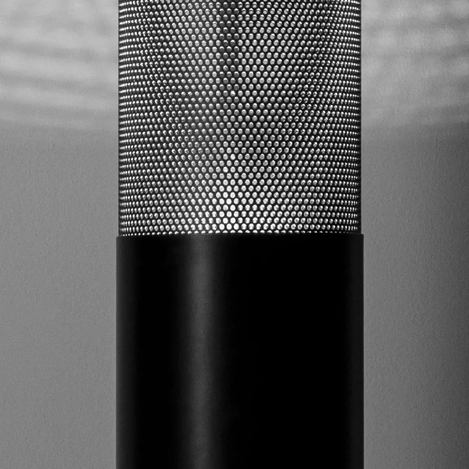 Lampa podłogowa z perforowanym metalowym dyfuzorem Made in Italy - Come Viadurini