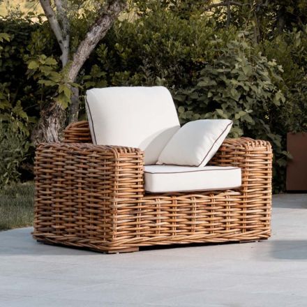 Fotel ogrodowy z naturalnego rattanu z poduszkami w zestawie - Keira Viadurini