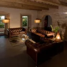 Fotel do salonu ze skóry w stylu vintage z efektem postarzenia z kółkami i podłokietnikami - stempel Viadurini