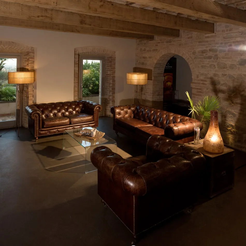 Fotel do salonu ze skóry w stylu vintage z efektem postarzenia z kółkami i podłokietnikami - stempel Viadurini