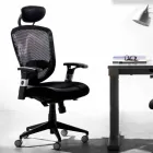 Półkierunkowy i nowoczesny obrotowy fotel operacyjny z czarnej siatki - Simona Viadurini