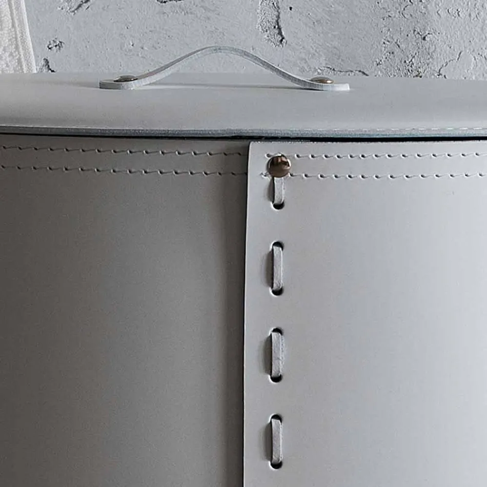 Owalny kosz na bieliznę ze skóry regenerowanej Riky wyprodukowanej we Włoszech Viadurini