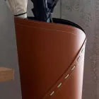 Nowoczesny stojak na parasole w zregenerowanej skórze Katrina, wyprodukowany we Włoszech Viadurini