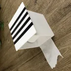 Uchwyt na papier łazienkowy z białego Corianu lub z czarnymi wstawkami Włoski design - Elono Viadurini