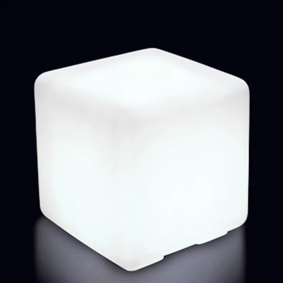 Stolik ogrodowy pufa z kolorowego polietylenu Wyprodukowano we Włoszech - Colores Viadurini