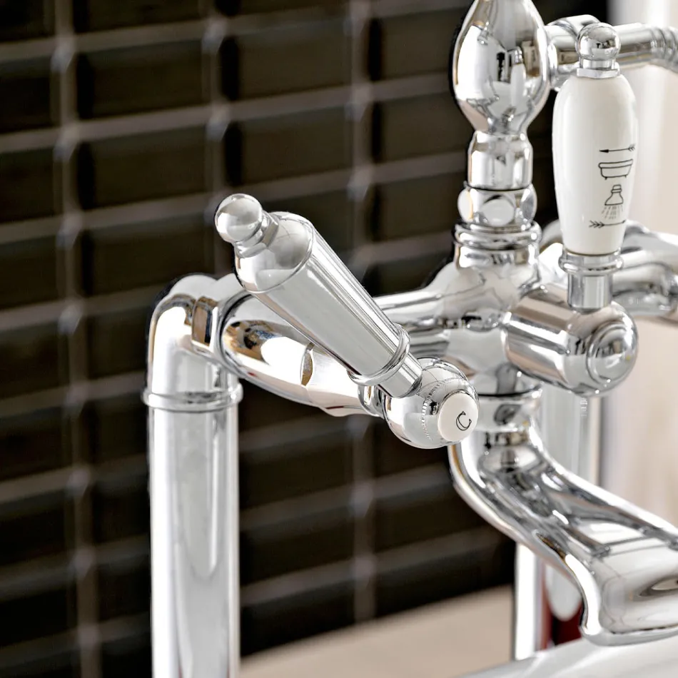 Stojąca bateria wannowa z mosiężnym prysznicem ręcznym Made in Italy - Noriana Viadurini