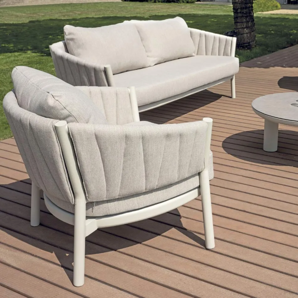 Pokój dzienny składający się z 2 foteli, 1 sofy i 2 stolików kawowych z aluminium - Fusion Viadurini