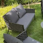 Salon składający się z sofy, foteli i 2 aluminiowych stolików kawowych - Yuma Viadurini