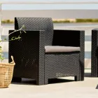 Pokój dzienny z 1 sofą, 2 fotelami i 1 stolikiem kawowym z poduszkami na siedzenia - Maszyna Viadurini