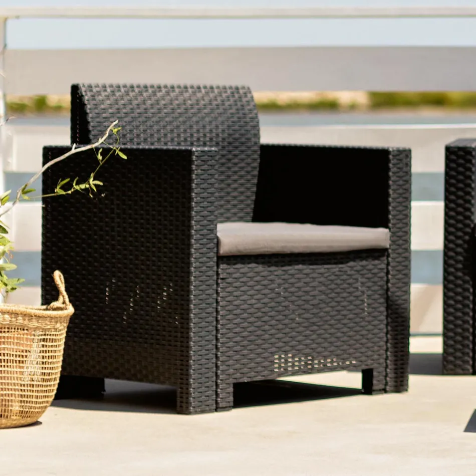 Pokój dzienny z 1 sofą, 2 fotelami i 1 stolikiem kawowym z poduszkami na siedzenia - Maszyna Viadurini