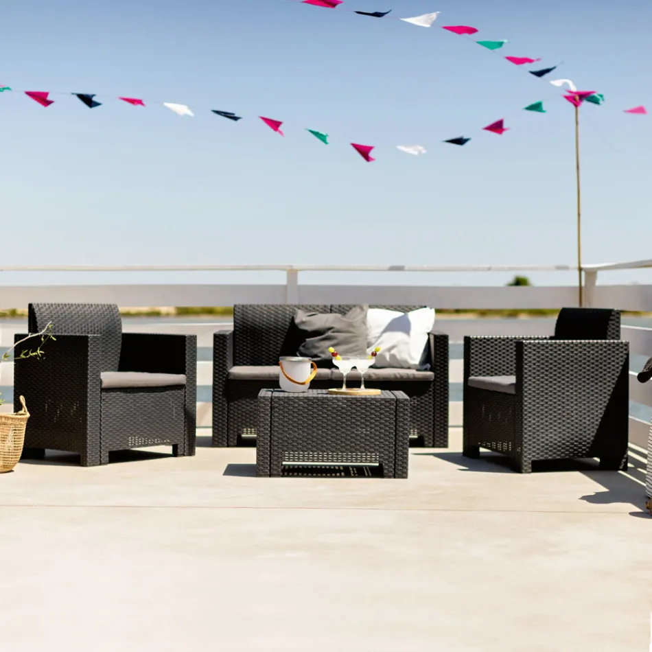 Pokój dzienny z 1 sofą, 2 fotelami i 1 stolikiem kawowym z poduszkami na siedzenia - Maszyna Viadurini