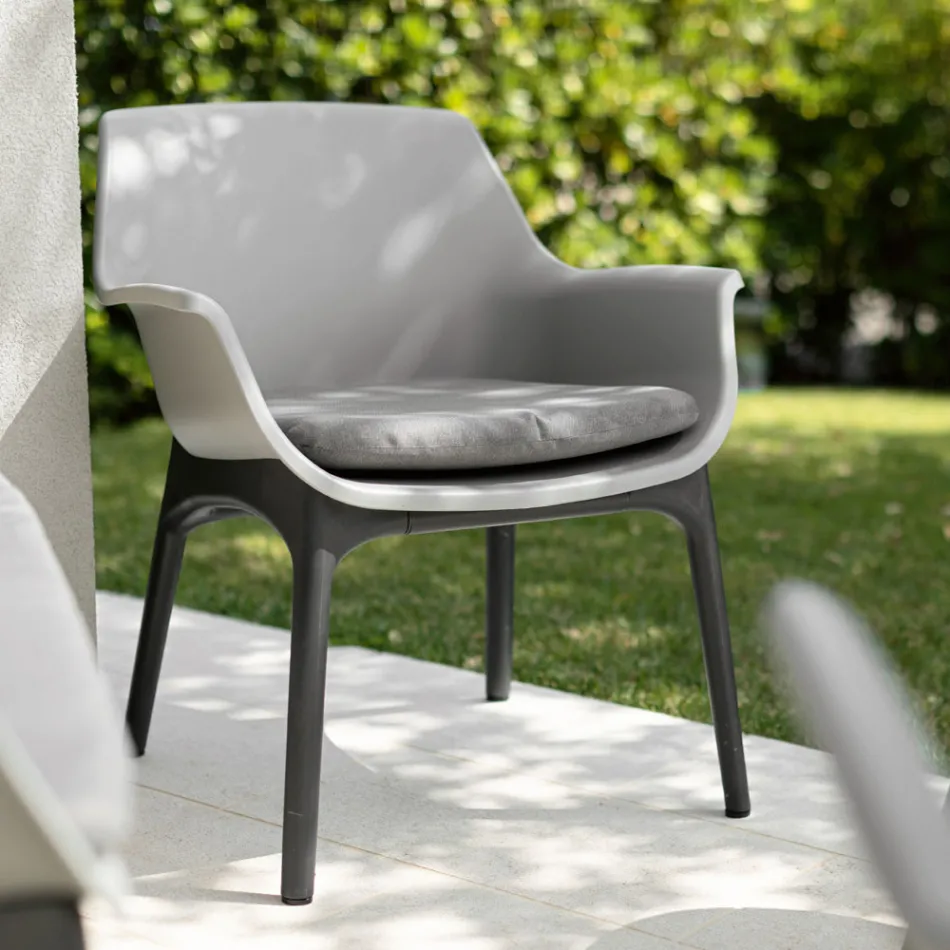 Pokój dzienny z 1 sofą, 2 fotelami i 1 stolikiem kawowym z polipropylenu - Maszyna Viadurini