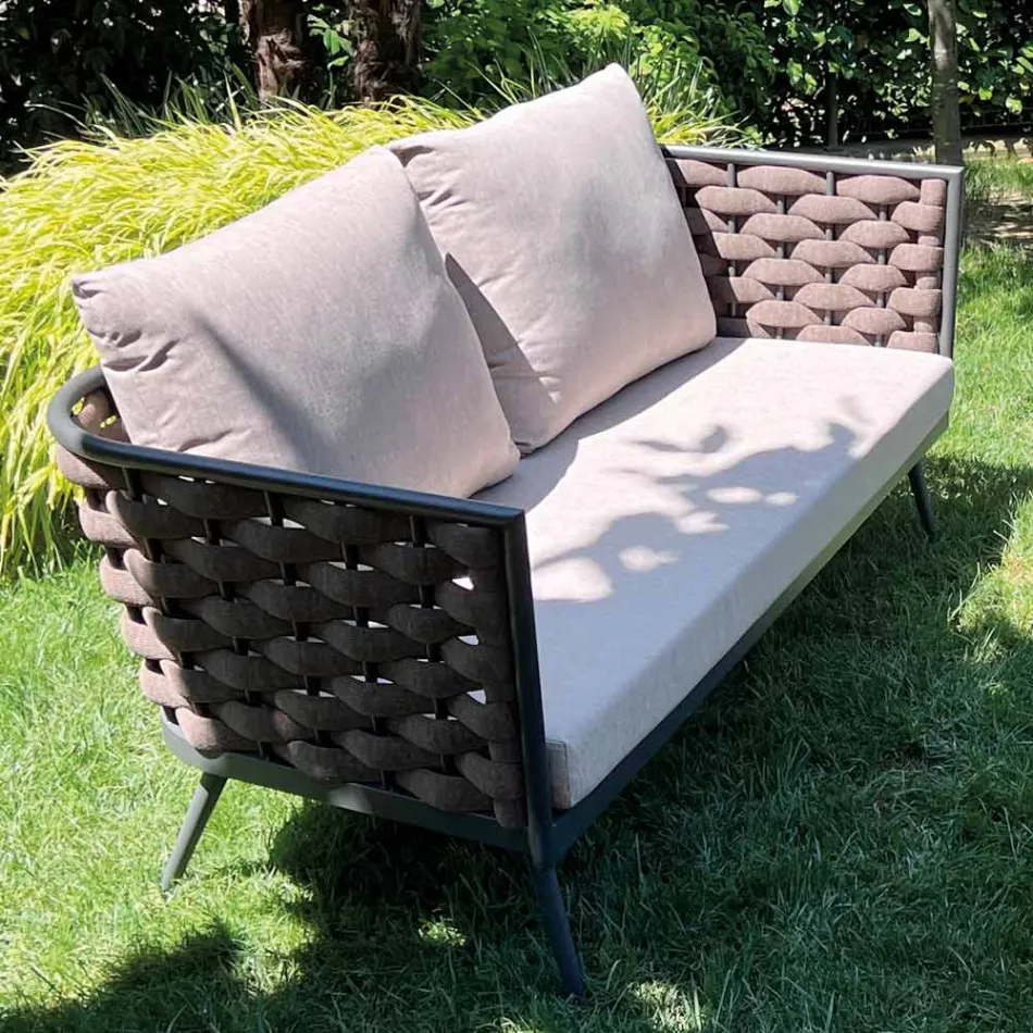 Salon na świeżym powietrzu z sofą, fotelem i prostokątnym stolikiem kawowym - Dandelium Viadurini