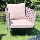 Salon na świeżym powietrzu z sofą, fotelem i prostokątnym stolikiem kawowym - Dandelium Viadurini