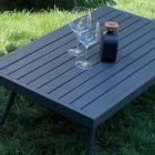 Salon na świeżym powietrzu z sofą, fotelem i prostokątnym stolikiem kawowym - Dandelium Viadurini