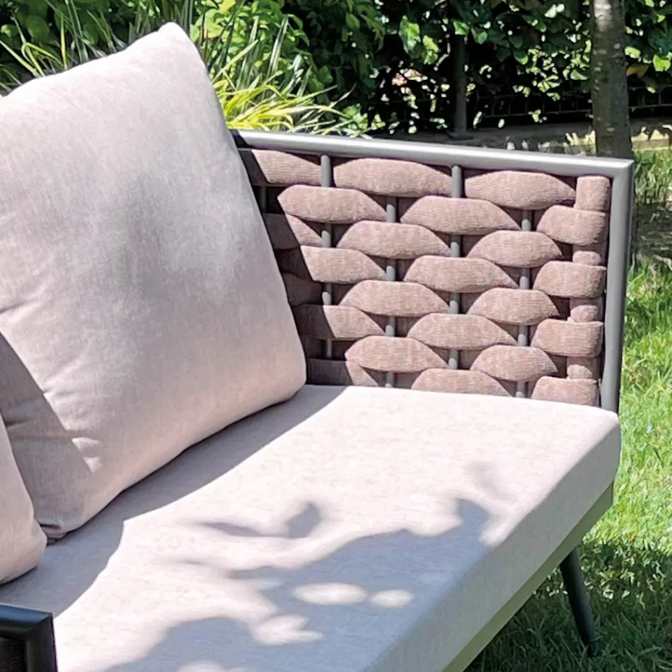 Salon na świeżym powietrzu z sofą, fotelem i prostokątnym stolikiem kawowym - Dandelium Viadurini