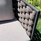 Salon na świeżym powietrzu z sofą, fotelem i prostokątnym stolikiem kawowym - Dandelium Viadurini