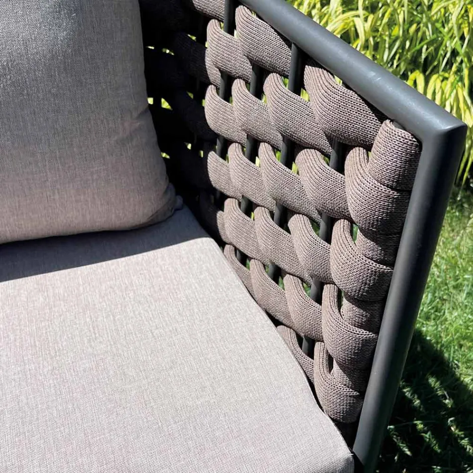 Salon na świeżym powietrzu z sofą, fotelem i prostokątnym stolikiem kawowym - Dandelium Viadurini