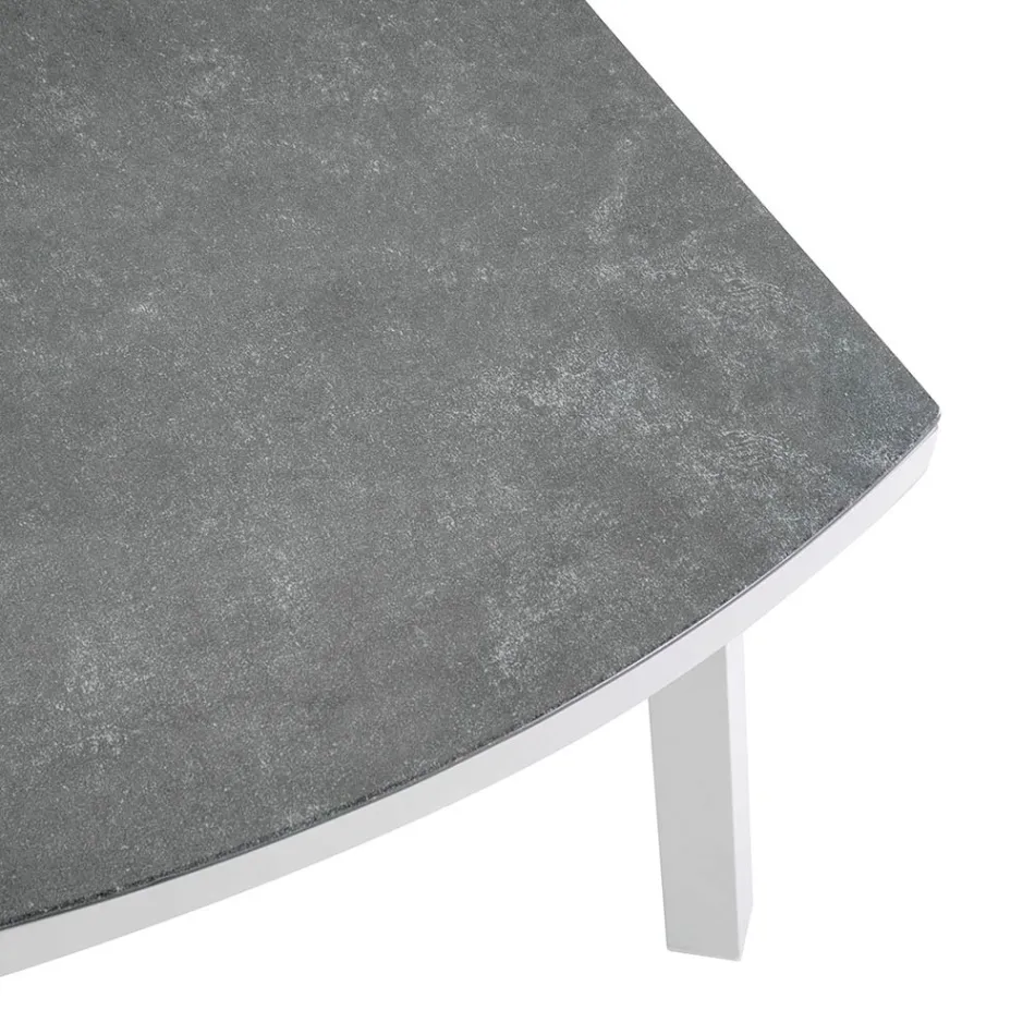 Salon zewnętrzny z białego aluminium i kremowymi poduszkami - Relaz Viadurini