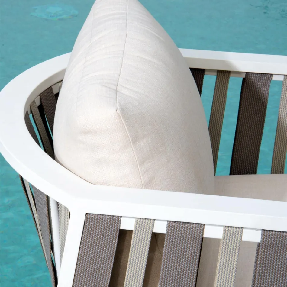 Salon zewnętrzny z białego aluminium i kremowymi poduszkami - Relaz Viadurini